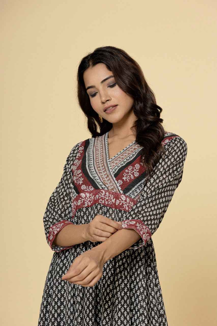 (Set of 2) Naksh Black And White Kalidar Kurta With Pants