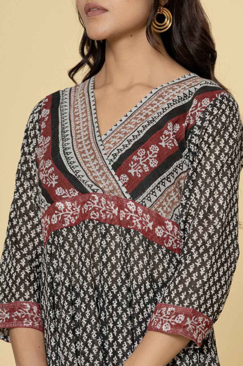 (Set of 2) Naksh Black And White Kalidar Kurta With Pants