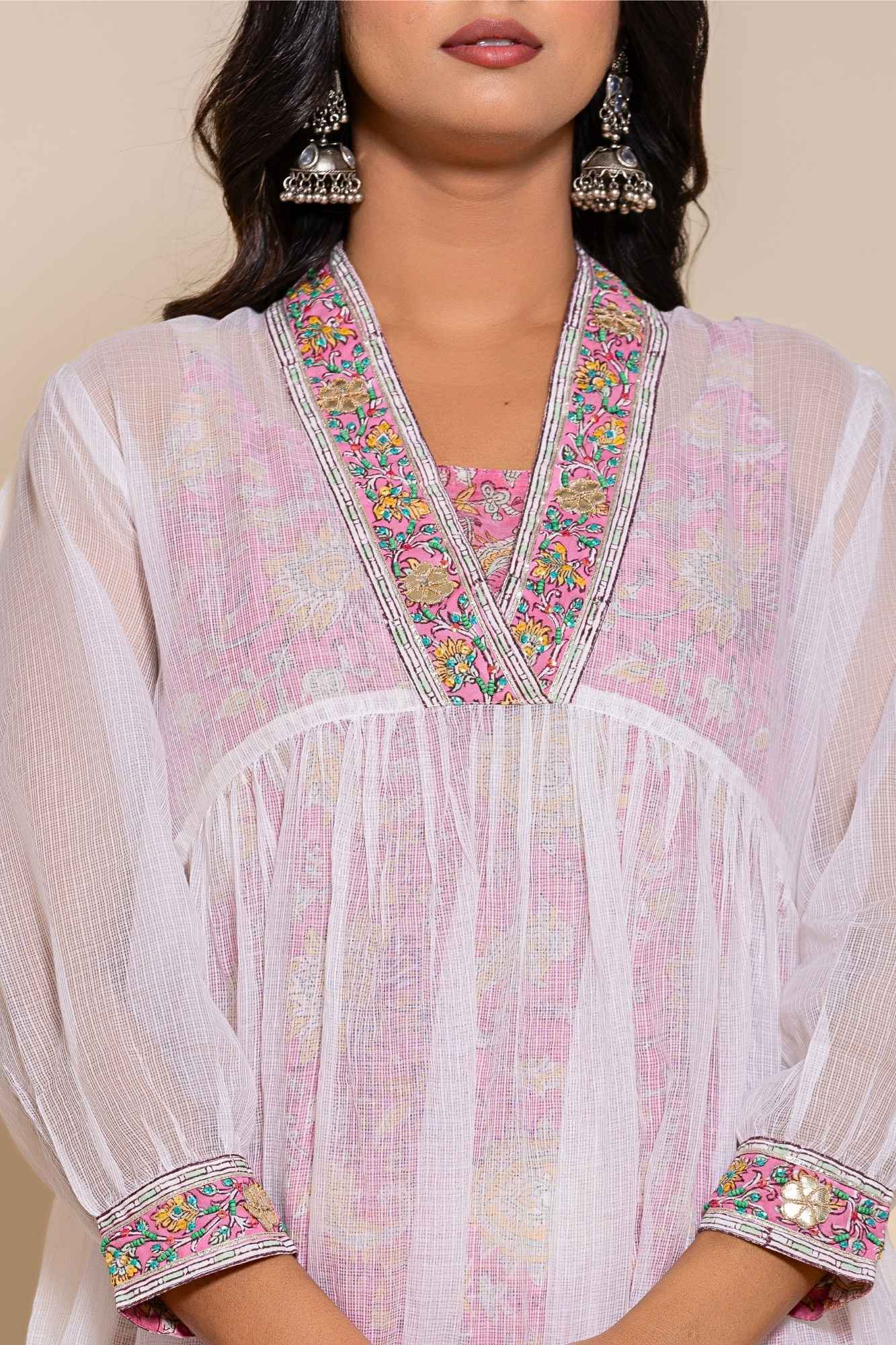 (Set of 2) Naksh White Kota Doriya Kurta With Printed Inner And Pants